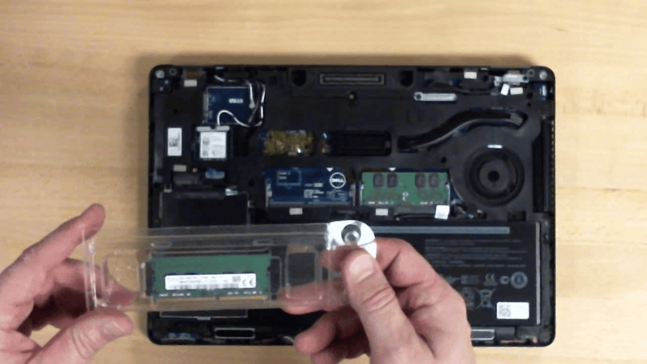  How to install or change the Memory in a Dell Latitude E5470 laptop