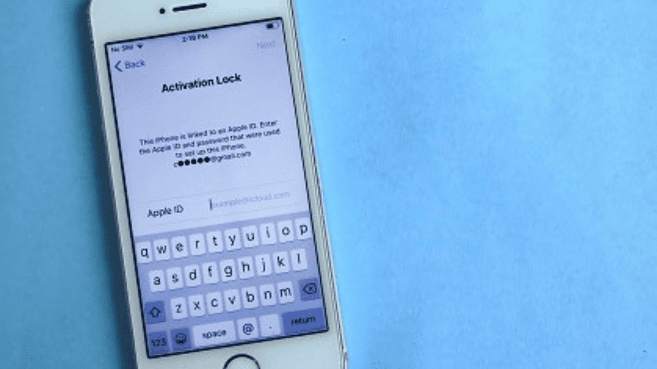 how to log into someone's icloud without them knowing